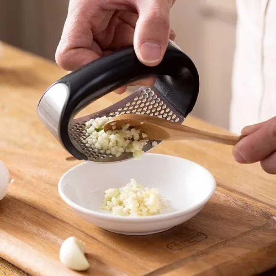 Silver Stainless Steel Garlic Crusher, For Home And Kitchen